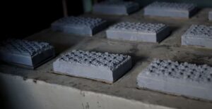 Engenheira Queniana Inova na Construção Sustentável com Material Reciclado